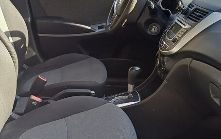 Hyundai Solaris II рестайлинг, 2013 год, 800 000 рублей, 6 фотография