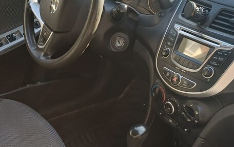 Hyundai Solaris II рестайлинг, 2013 год, 800 000 рублей, 9 фотография