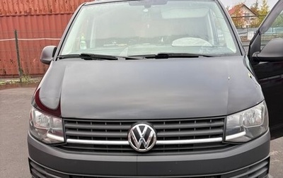 Volkswagen Caravelle T6 рестайлинг, 2017 год, 2 900 000 рублей, 1 фотография
