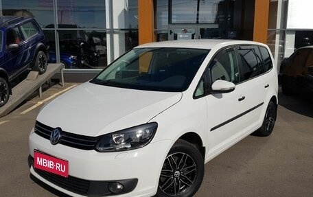 Volkswagen Touran III, 2011 год, 940 000 рублей, 1 фотография
