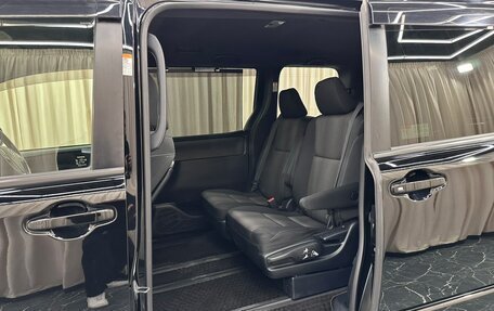 Toyota Noah III, 2017 год, 2 099 999 рублей, 18 фотография