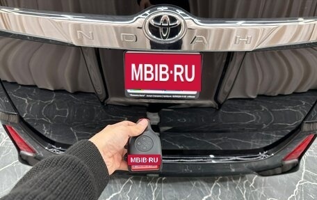 Toyota Noah III, 2017 год, 2 099 999 рублей, 26 фотография