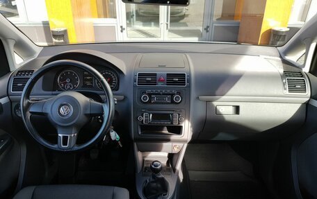 Volkswagen Touran III, 2011 год, 940 000 рублей, 11 фотография