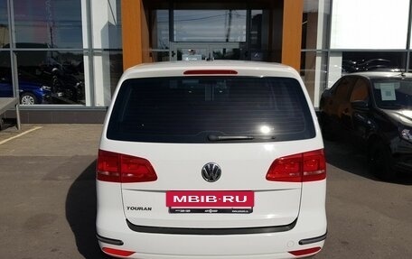Volkswagen Touran III, 2011 год, 940 000 рублей, 6 фотография