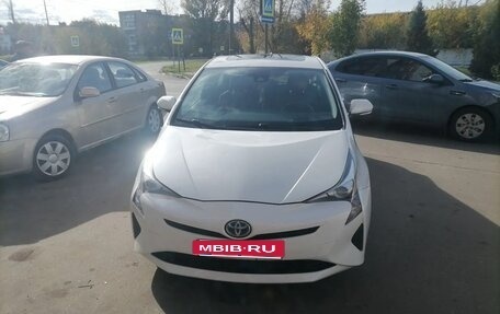 Toyota Prius IV XW50, 2016 год, 1 500 000 рублей, 3 фотография