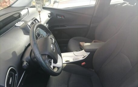 Toyota Prius IV XW50, 2016 год, 1 500 000 рублей, 5 фотография
