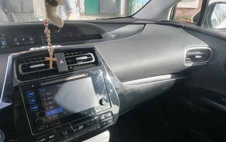 Toyota Prius IV XW50, 2016 год, 1 500 000 рублей, 9 фотография