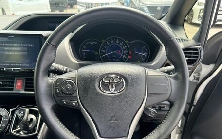 Toyota Voxy III, 2018 год, 1 688 008 рублей, 12 фотография