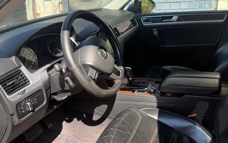 Volkswagen Touareg III, 2011 год, 1 175 000 рублей, 10 фотография