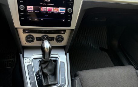 Volkswagen Passat B8 рестайлинг, 2017 год, 1 750 000 рублей, 10 фотография