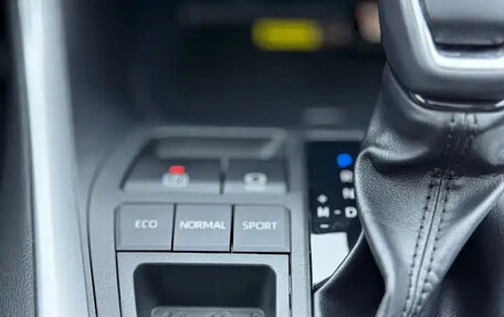 Toyota RAV4, 2024 год, 3 320 000 рублей, 27 фотография