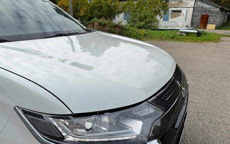 Mitsubishi Outlander III рестайлинг 3, 2022 год, 2 800 000 рублей, 4 фотография