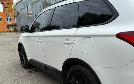 Mitsubishi Outlander III рестайлинг 3, 2022 год, 2 800 000 рублей, 9 фотография