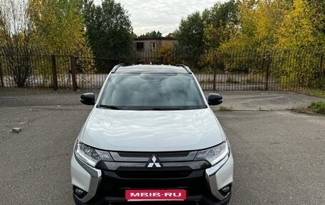 Mitsubishi Outlander III рестайлинг 3, 2022 год, 2 800 000 рублей, 3 фотография