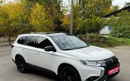 Mitsubishi Outlander III рестайлинг 3, 2022 год, 2 800 000 рублей, 5 фотография