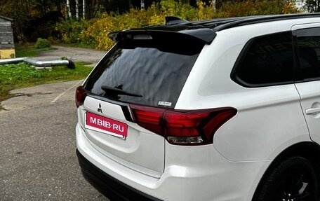 Mitsubishi Outlander III рестайлинг 3, 2022 год, 2 800 000 рублей, 7 фотография
