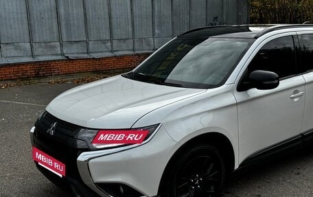 Mitsubishi Outlander III рестайлинг 3, 2022 год, 2 800 000 рублей, 2 фотография