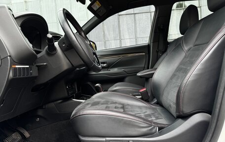 Mitsubishi Outlander III рестайлинг 3, 2022 год, 2 800 000 рублей, 14 фотография