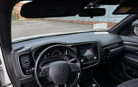 Mitsubishi Outlander III рестайлинг 3, 2022 год, 2 800 000 рублей, 13 фотография
