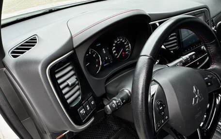 Mitsubishi Outlander III рестайлинг 3, 2022 год, 2 800 000 рублей, 17 фотография
