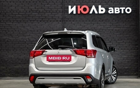 Mitsubishi Outlander III рестайлинг 3, 2019 год, 2 090 000 рублей, 4 фотография