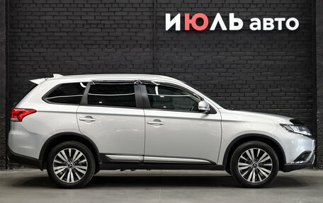 Mitsubishi Outlander III рестайлинг 3, 2019 год, 2 090 000 рублей, 9 фотография