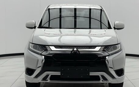 Mitsubishi Outlander III рестайлинг 3, 2022 год, 1 850 000 рублей, 2 фотография