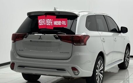 Mitsubishi Outlander III рестайлинг 3, 2022 год, 1 850 000 рублей, 4 фотография