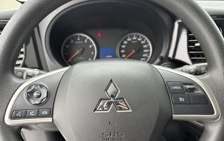 Mitsubishi Outlander III рестайлинг 3, 2022 год, 1 850 000 рублей, 7 фотография