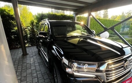 Toyota Land Cruiser 200, 2017 год, 8 990 000 рублей, 2 фотография