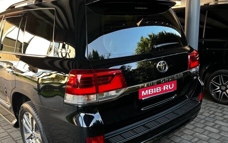 Toyota Land Cruiser 200, 2017 год, 8 990 000 рублей, 4 фотография