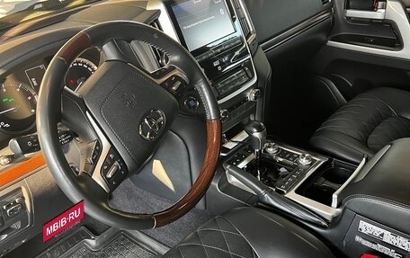 Toyota Land Cruiser 200, 2017 год, 8 990 000 рублей, 6 фотография