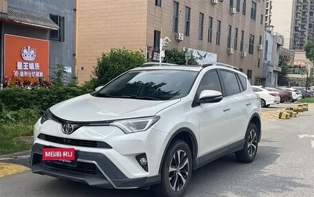 Toyota RAV4, 2019 год, 1 960 000 рублей, 2 фотография