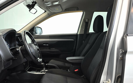 Mitsubishi Outlander III рестайлинг 3, 2018 год, 2 300 000 рублей, 10 фотография