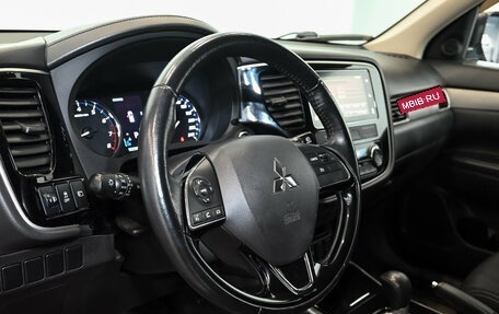 Mitsubishi Outlander III рестайлинг 3, 2018 год, 2 300 000 рублей, 18 фотография