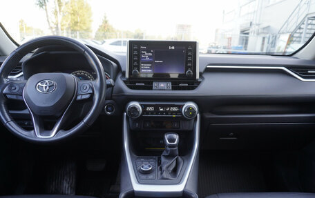 Toyota RAV4, 2019 год, 3 420 000 рублей, 12 фотография