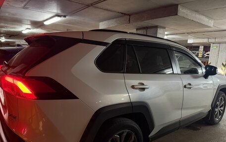 Toyota RAV4, 2024 год, 3 700 000 рублей, 5 фотография