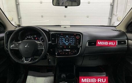 Mitsubishi Outlander III рестайлинг 3, 2015 год, 1 689 000 рублей, 10 фотография
