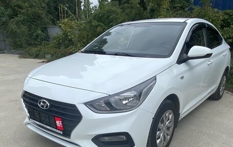 Hyundai Solaris II рестайлинг, 2017 год, 900 000 рублей, 1 фотография