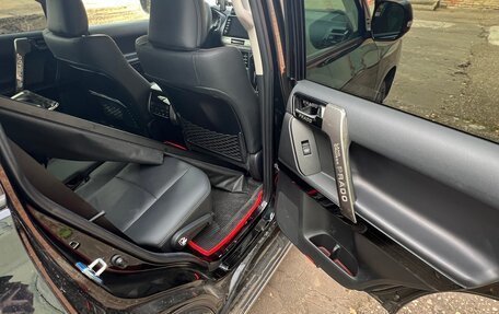Toyota Land Cruiser Prado 150 рестайлинг 2, 2022 год, 7 650 000 рублей, 4 фотография