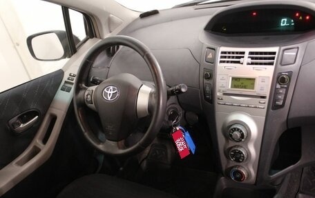 Toyota Yaris III рестайлинг, 2007 год, 560 000 рублей, 13 фотография