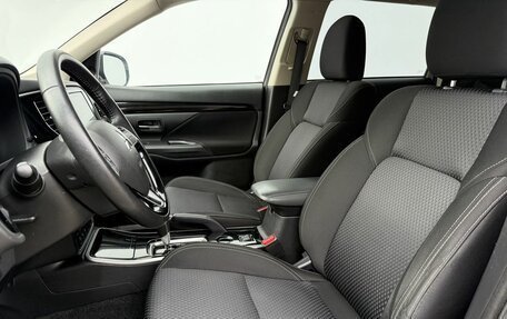 Mitsubishi Outlander III рестайлинг 3, 2019 год, 2 150 000 рублей, 10 фотография