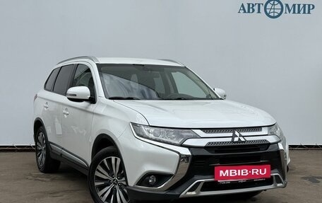 Mitsubishi Outlander III рестайлинг 3, 2019 год, 2 150 000 рублей, 3 фотография