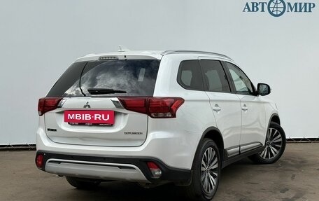 Mitsubishi Outlander III рестайлинг 3, 2019 год, 2 150 000 рублей, 5 фотография