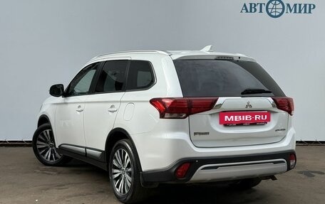Mitsubishi Outlander III рестайлинг 3, 2019 год, 2 150 000 рублей, 7 фотография
