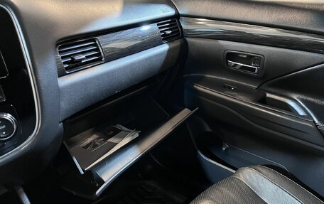 Mitsubishi Outlander III рестайлинг 3, 2016 год, 1 550 000 рублей, 26 фотография