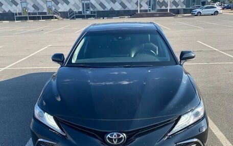 Toyota Camry, 2021 год, 3 260 000 рублей, 2 фотография