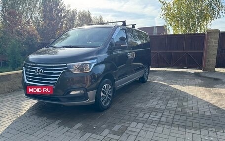 Hyundai Grand Starex Grand Starex I рестайлинг 2, 2018 год, 4 700 000 рублей, 3 фотография