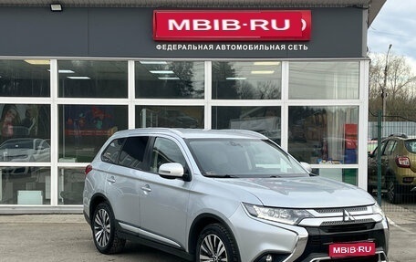 Mitsubishi Outlander III рестайлинг 3, 2019 год, 2 075 000 рублей, 1 фотография