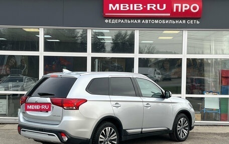 Mitsubishi Outlander III рестайлинг 3, 2019 год, 2 075 000 рублей, 4 фотография
